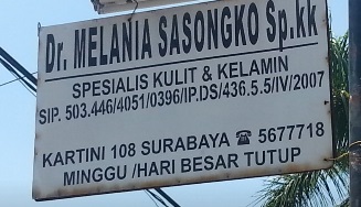 plang nama dokter kulit Melania Sasongko SpKK