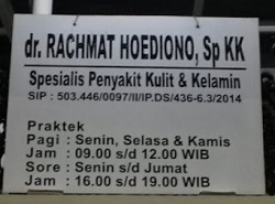 plang nama dokter kulit Rachmat Hoediono, Sp KK